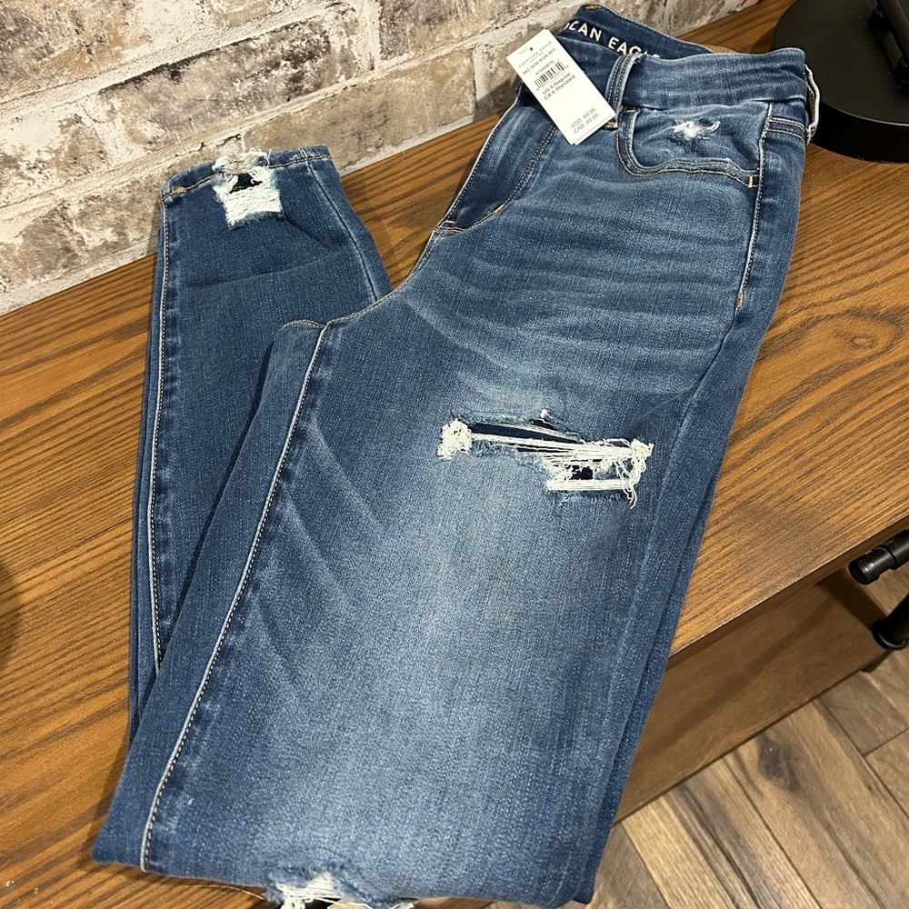 NWT American Eagle Distressed/Ripped Jeggings.